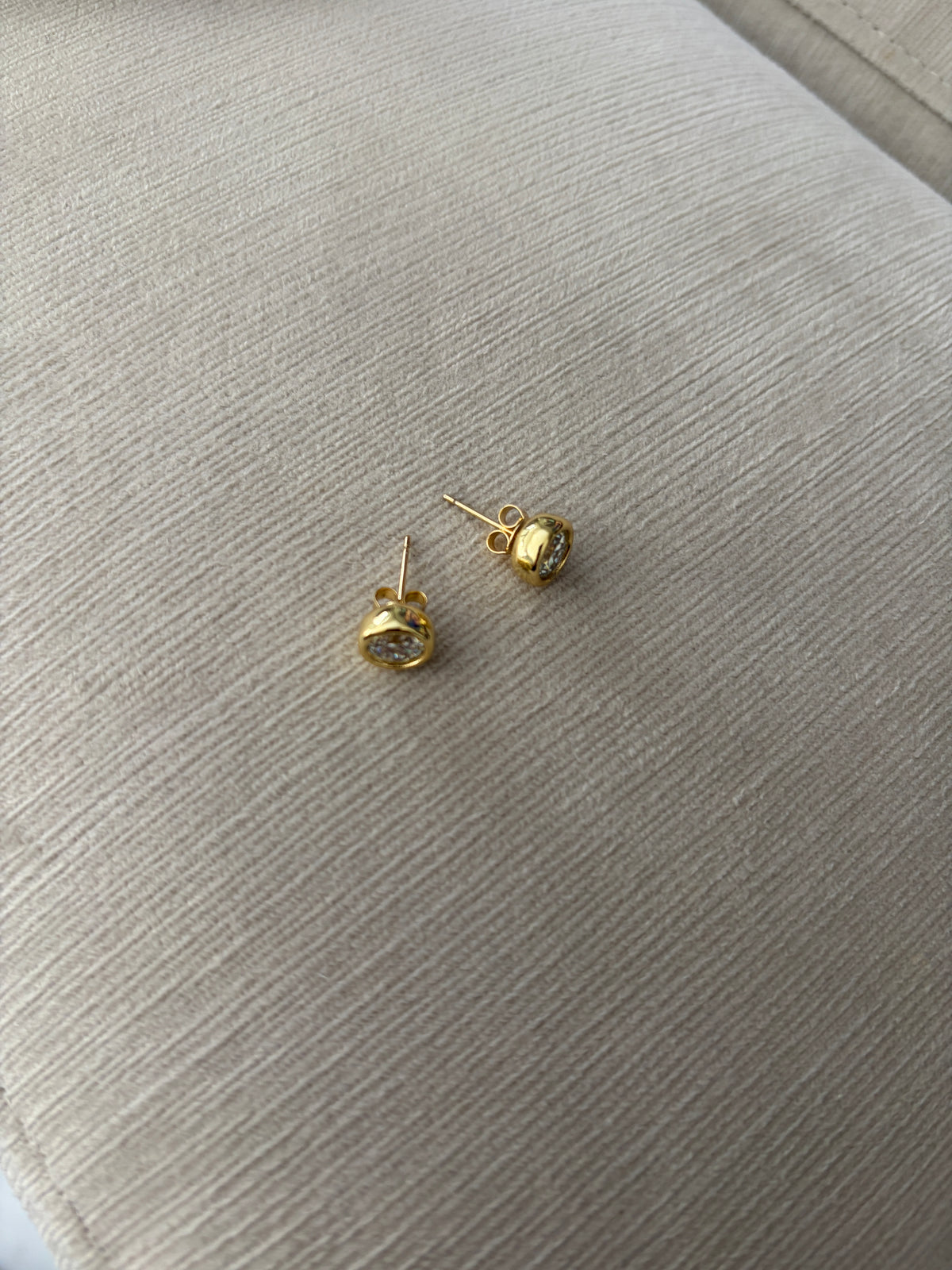 Val Basic Stud Earrings