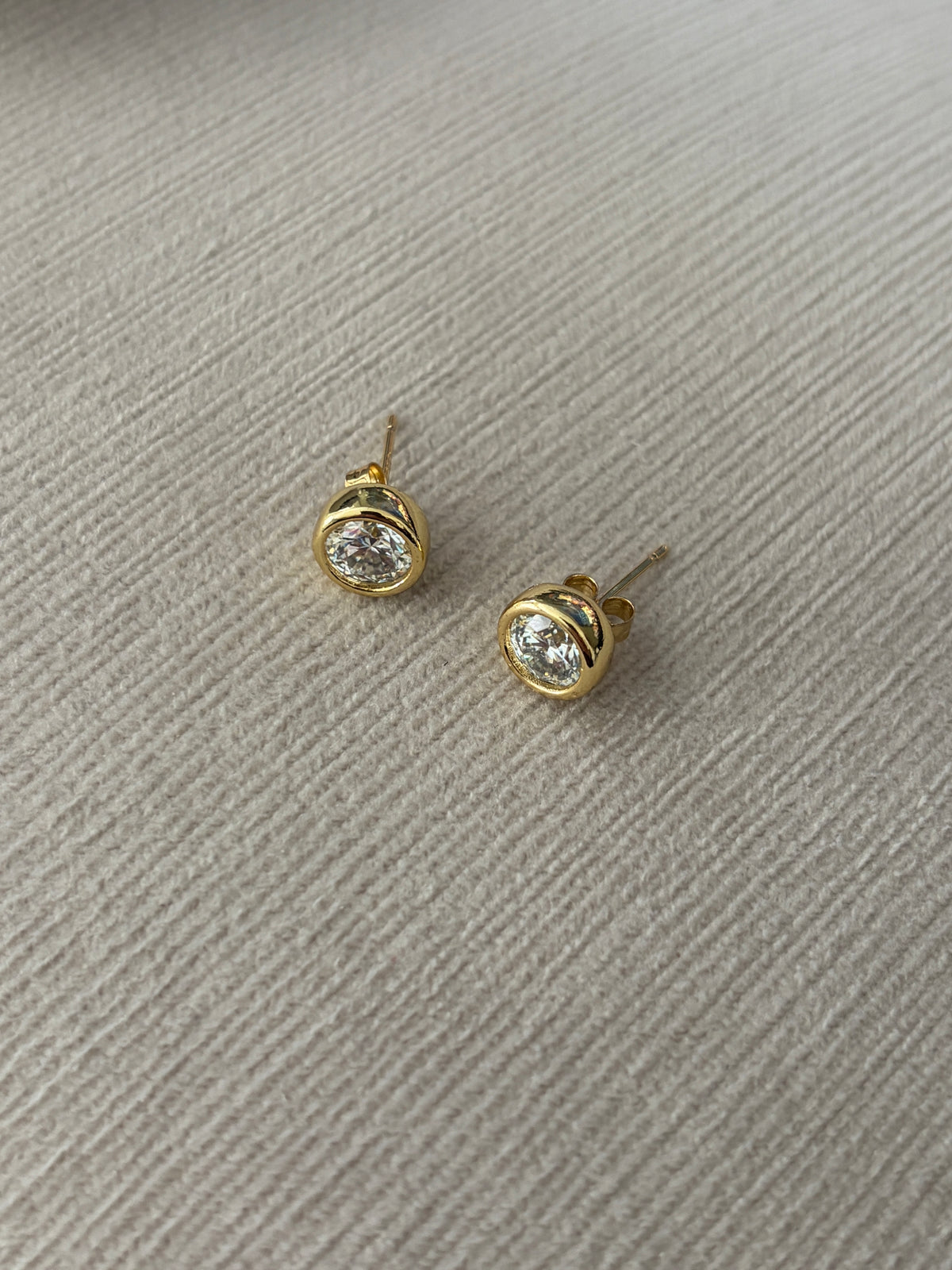 Val Basic Stud Earrings